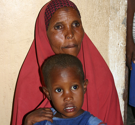 Amina Mohamed con uno de sus siete hijos.| E.C.