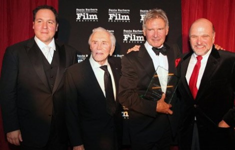Favreau, Kirk Douglas, Harrison Ford y Andy Davis, en un evento del festival de cine de Santa Bárbara, donde Ford recibió un premio de manos de Douglas.