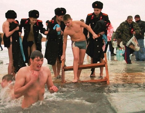 Jóvenes cadetes rusos celebran el día de la Epifanía en un lago helado