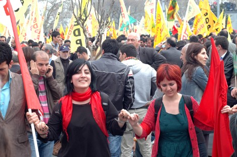 Dos jóvenes turcas marchan el 1 de Mayo en Taksim, Estambul (2011). Foto: I.U.T.