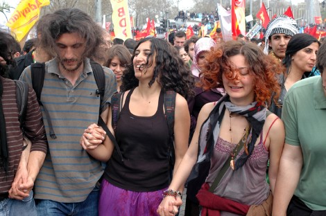 Bailes en la plaza Taksim durante la fiesta del 1 de Mayo 2011. Foto: I.U.T.