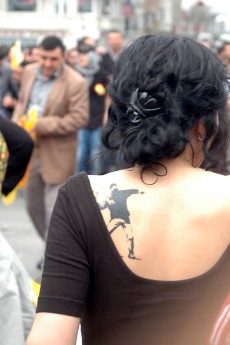 Una chica con un tatuaje en la celebración del 1 de Mayo. Estambul, 2011. Foto: Ilya U. Topper