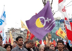 Bandera feminista en la marcha del 1 de Mayo en Estambul, 2011. Foto: Ilya U. Topper