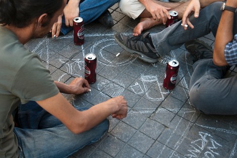 Jóvenes manifestantes beben en una mesa pintada en el pavimento en Estambul. Foto: Ilya U. Topper