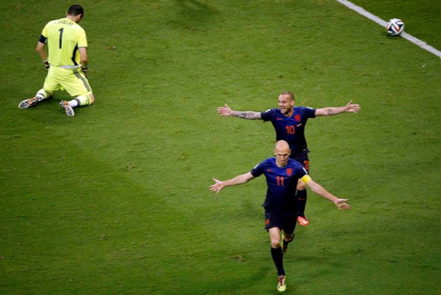 Celebracin de Robben y Sneijder despus de anotar un gol en la portera de Casillas. | REUTERS