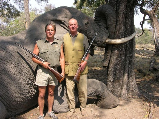 El Rey Juan Carlos con un elefante abatido 