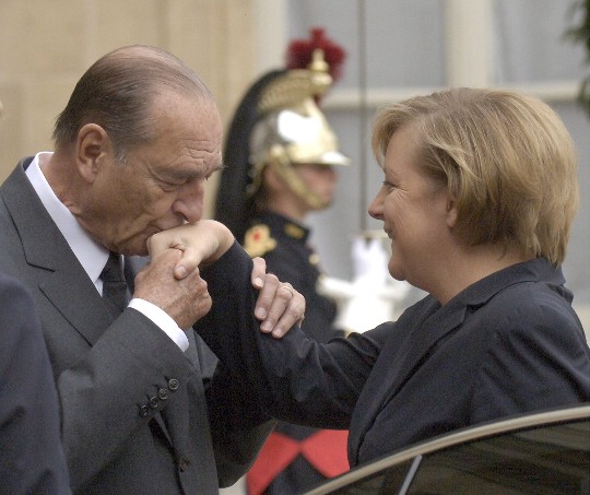 Chirac besa la mano de Merkel 