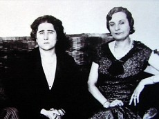 A la izquierda, Clara Campoamor
