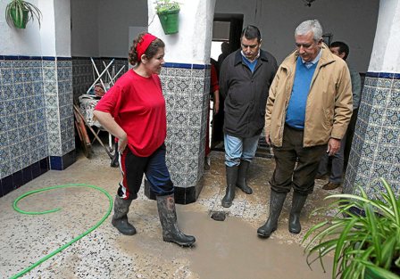 Javier Arenas visita las viviendas inundadas de Écija. Fotógrafo: Jesús Mórón