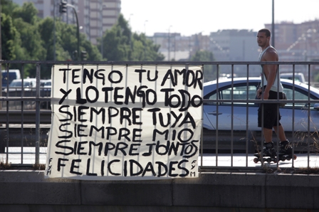 Pancarta de amor en SE-30 a la altura de Pino Montano. FOTO: CONCHITINA