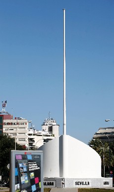 Mástil sin bandera en la Glorieta Carlos Cano. FOTO: ESTHER LOBATO