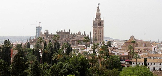 La  Torre Pelli y la Catedral de Sevilla / Carlos Mrquez 