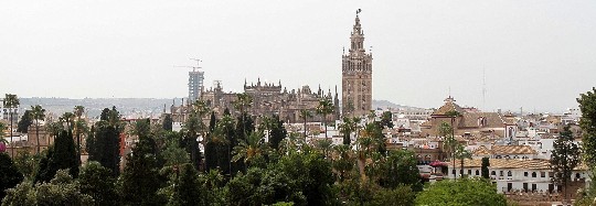 Los jardines del Alczar, en primer plano, la Catedral y el rascacielos. / C. Mrquez 