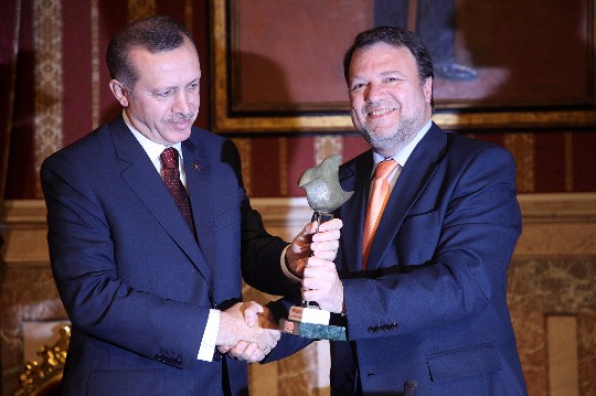 Erdogan recibe el premio de manos del ex alcalde de Sevilla, Alfredo Snchez Monteseirn. / F. Ruso 