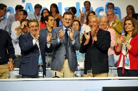 Zoido, Rajoy y Arenas aplauden en un congreso del PP. / Garca Hinchado 