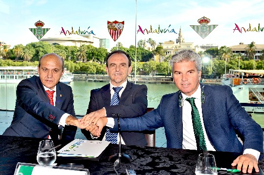Del Nido, el consejero Rodrguez y Guilln firman el convenio. / CONSEJERA DE TURISMO 