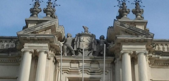 Escudo preconstitucional en la fachada de la Universidad. / FJR