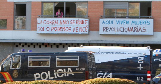 Efectivos de la Policía Nacional, el domingo, ante el bloque de viviendas. / Carlos Márquez 