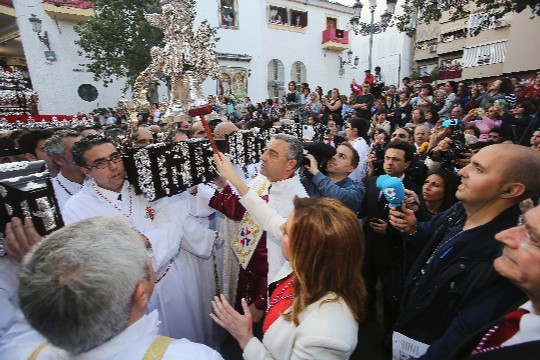 Susana Díaz toca el martillo en el Cautivo de Málaga, en presencia de Paco de la Torre. / A. Pastor 