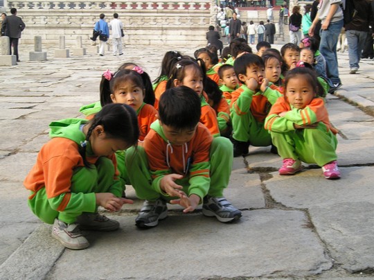 Niños en la entrada de un palacio en Seúl