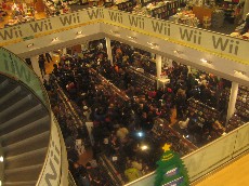 Centro comercial, el día del lanzamiento de Wii en Italia.