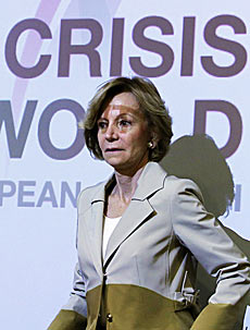 La vicepresidenta económica, Elena Salgado, es sorprendida por los focos a su llegada al Brussels Economic Forum, el pasado 25 de mayo. | Reuters