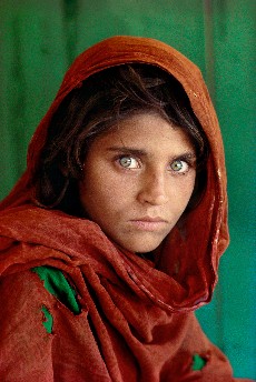 PAKISTAN. Peshawar. 1984. Afghan Girl at Nasir Bagh refugee camp. © Steve McCurry/Magnum Photos/Contacto