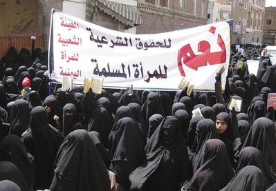 Mujeres yemeníes protestan por un intento legal de imponer una edad mínima a los matrimonios. 