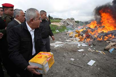 Salam Fayad, quemando productos de asentamientos