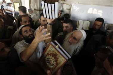 Los rabinos trayendo nuevos coranes (Reuters)