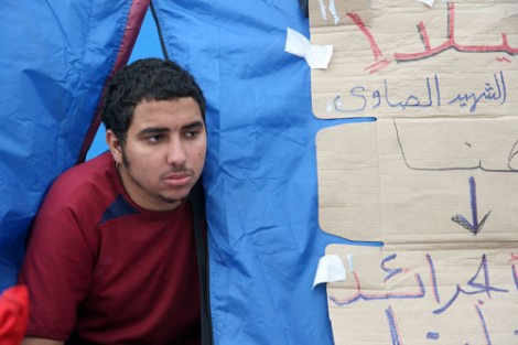 Joven acampa en Tahrir durante las revueltas contra Hosni Mubarak
