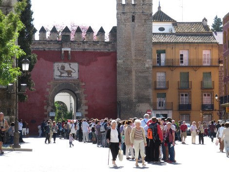 Cola de turistas a las puertas del Real Alcázar. 11 de octubre de 2010.