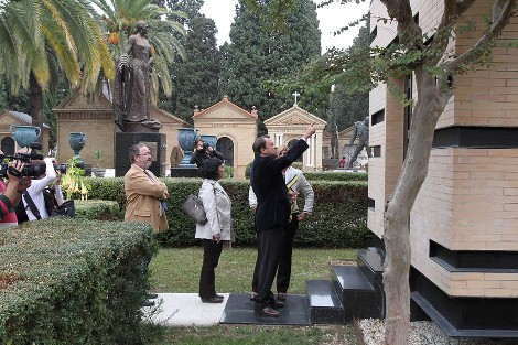 El alcalde de Sevilla, junto al Panteón de los Poetas en el cementerio de San Fernando. | Carlos Márquez