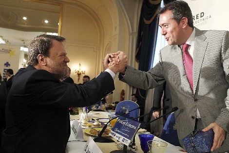 Monteseirín y Espadas se saludan en un acto en Madrid. Foto: Antonio Heredia