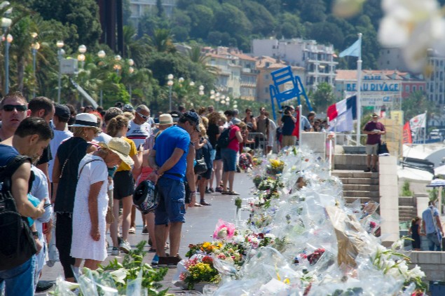 Flores y velas recuerdan a los fallecidos en el atentado de Niza (EFE).