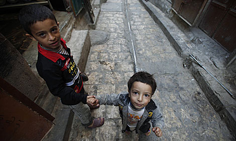 Niños jugando en la calle.| Reuters | Khaled Abdullah