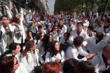 Manifestación de estudiantes de Medicina piden más plazas MIR. | Ayma.