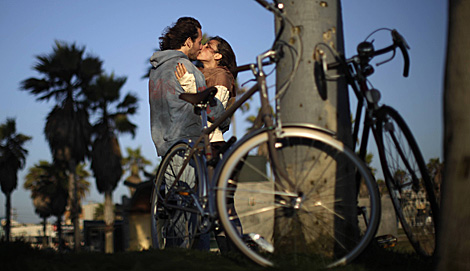 Una pareja se besa en California.| Reuters| Lucy Nicholson