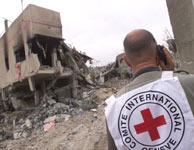 Un miembro de Cruz Roja en misin humanitaria durante la guerra. (AP)