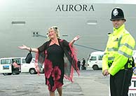 Una pasajera del 'Aurora' pisa suelo gibraltareño. (AP)