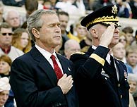 Bush, en el homenaje a los veteranos, en el cementerio nacional de Arlington (Virginia). (REUTERS)