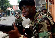 Un soldado hace guardia en las calles de Santo Domingo. (AFP)