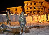 Militares italianos vigilan la sede de los 'carabinieri' tras el atentado. (AP)