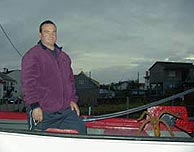 Manuel Srans, en su barca, en Aguio. (B.P.R.)