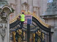 Una manifestante antibelicista escal la verja de las puertas del Palacio de Buckingham. (AP)