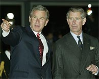 El príncipe Carlos de Inglaterra junto a George W. Bush, en el aeropuerto de Heathrow. (REUTERS)