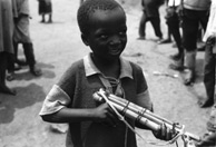 Un nio soldado en un campo de refugiados del Congo. (AI)