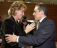 Esperanza Aguirre saluda a Rafael Simancas en la Asamblea. (EFE)