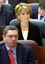 Gallardn y Aguirre escuchan desde los bancos 'populares' la intervencin de Simancas. (EFE)