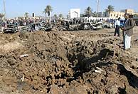 El coche bomba en Bakuba ha dejado un inmenso crter en el suelo. (REUTERS)